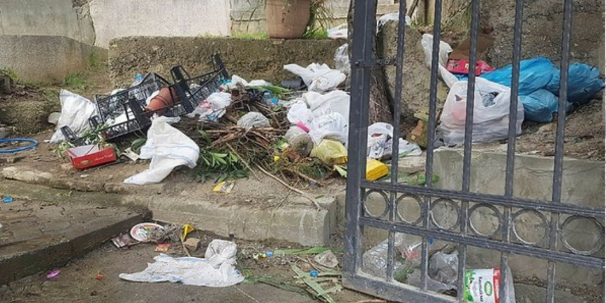 Mezarlıklara giden vatandaşlar çöp yığınlarına tepki gösterdi