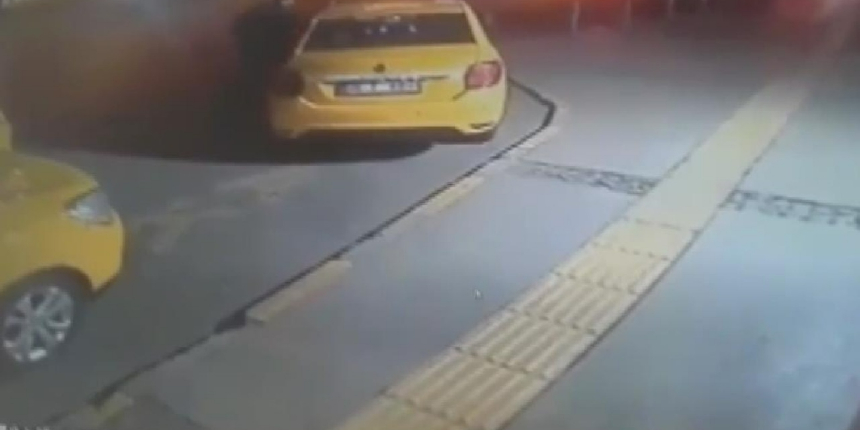 Taksiyi kaçırdı, kaçarken 5 araca çarptı: Yaralılar var!