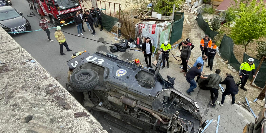 Zırhlı polis aracı alt yola devrildi: 2 polis yaralı