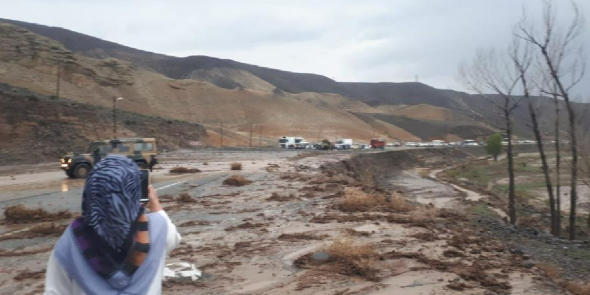 Iğdır’da yağmur sonrası heyelan: Iğdır-Erzurum yolu kapandı