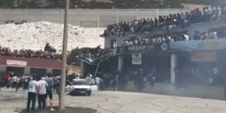Ağırlığa dayanamayan balkon çöktü! O anlar kamerada!