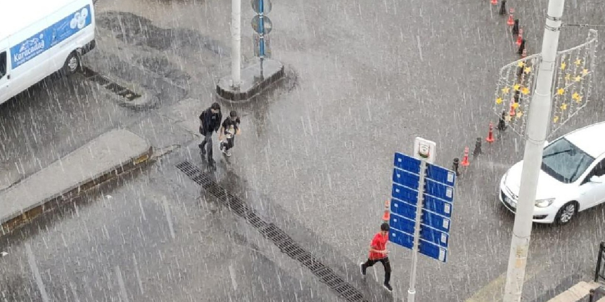 Sadece 10 dakika yağdı, cadde ve sokaklar göle döndü!