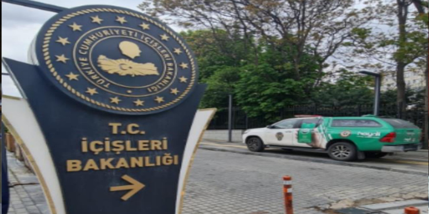 Ümit Özdağ İçişleri Bakanlığı'na girmeye çalışırken, Hayvan Durum İzleme aracı kapıda bekletildi