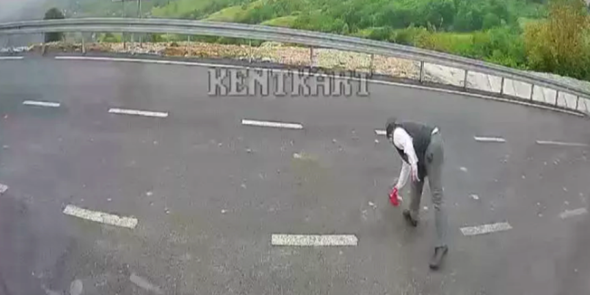 Otobüsü durdurup yolda gördüğü yere düşmüş Türk bayrağını aldı!