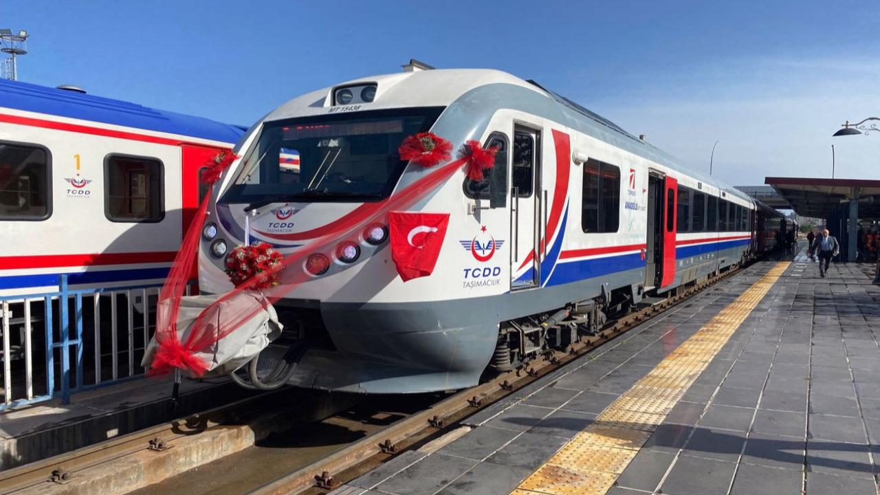 Bakan müjdeyi verdi: Diyarbakır-Batman arasında yeni tren sefere başladı
