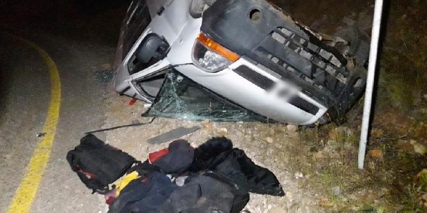 Kaza yapan minibüsten düzensiz göçmenler çıktı: 1 yaralı