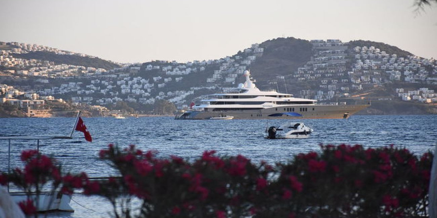 Dünyanın en büyük yatlarından... Bodrum'a demir attı