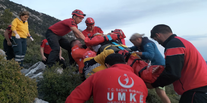 Rus turist Fethiye’de yamaç paraşütüyle kayalıklara çakıldı