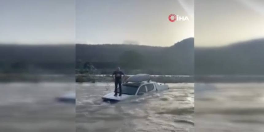 Dere yatağından geçmeye çalışırken suların ortasında kaldı