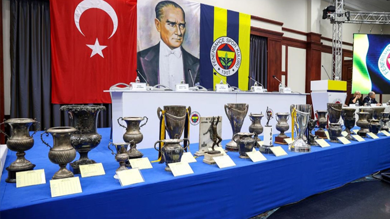 Fenerbahçe Kulübü Yüksek Divan Kurulu toplantısında 28 kupa sergilendi