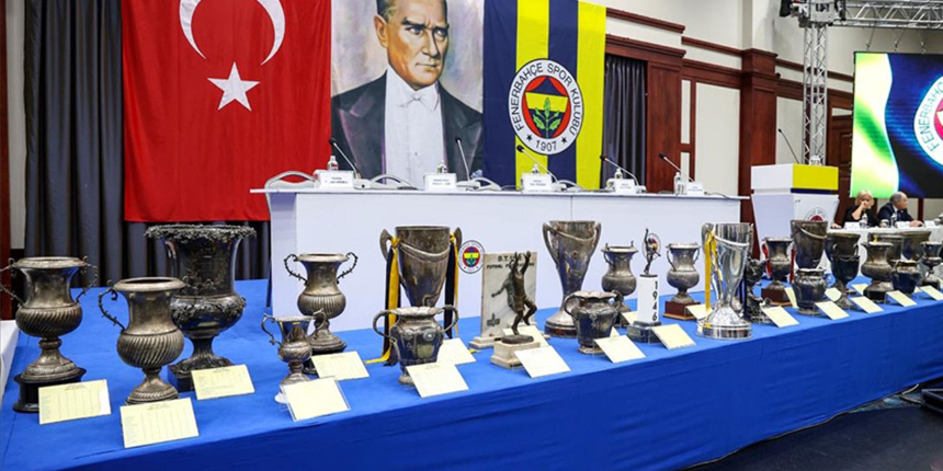 Fenerbahçe Kulübü Yüksek Divan Kurulu toplantısında 28 kupa sergilendi