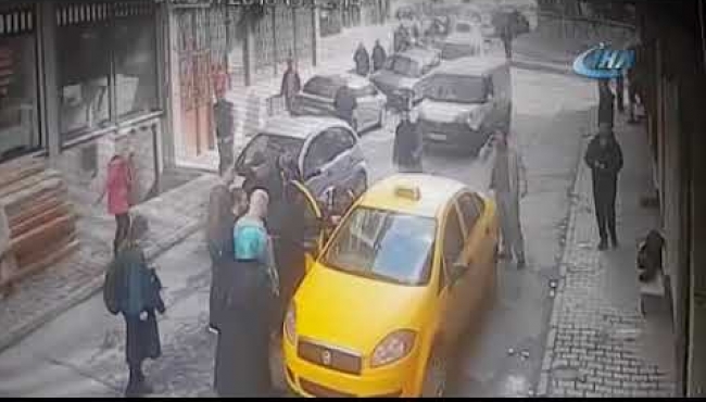 İstanbul'da akıl almaz görüntüler! 'Baba', 4 yaşındaki kızının boğazına bıçak dayadı...