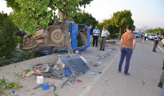 Adana'da jandarma minibüsü devrildi: 8 asker yaralı