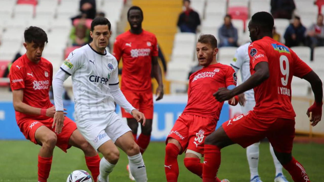 Kasımpaşa deplasmanda Süper Lig'de 3 maçtır yenilmeyen Sivasspor'a karşı rahat kazandı