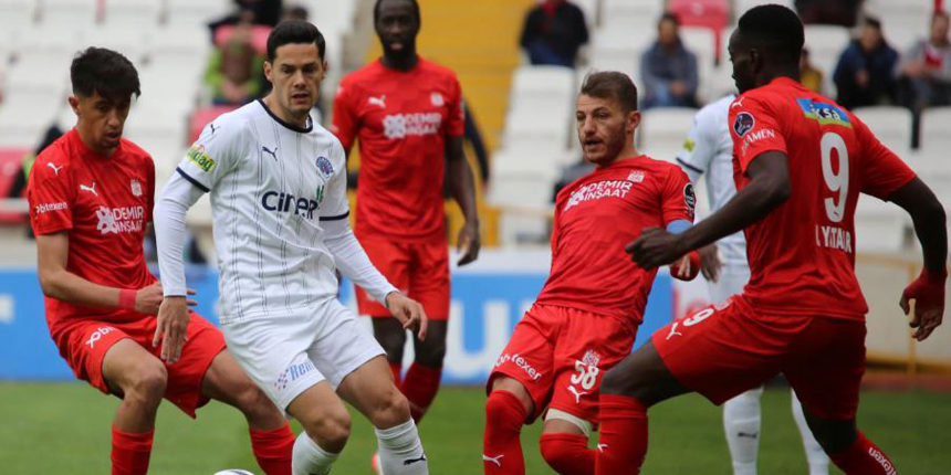 Kasımpaşa deplasmanda Süper Lig'de 3 maçtır yenilmeyen Sivasspor'a karşı rahat kazandı