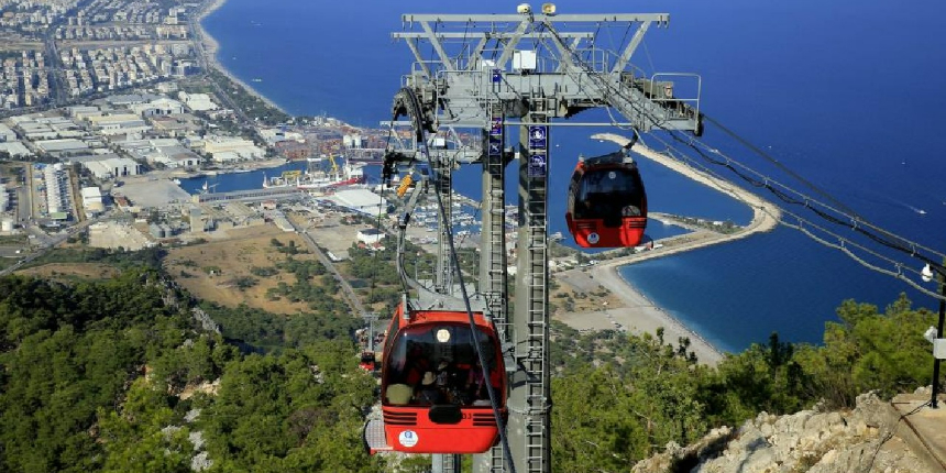 Teleferik bakımı yaparken metrelerce yükseklikten düştü