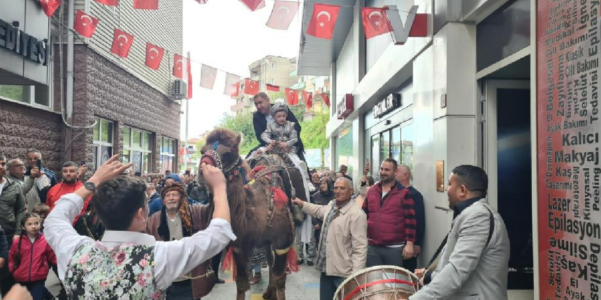 Sünnet çocuğunu deveyle ilçede gezdirdiler, görenler şaşkınlığını gizleyemedi