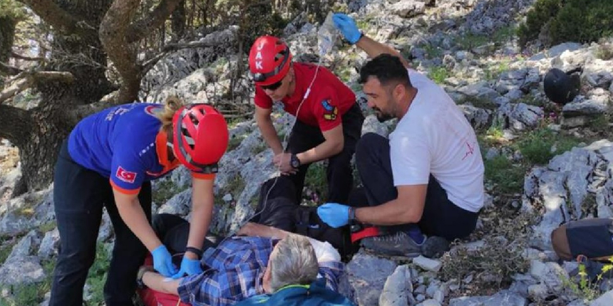 Yedek paraşütü açılan İngiliz turist kayalıklara düştü