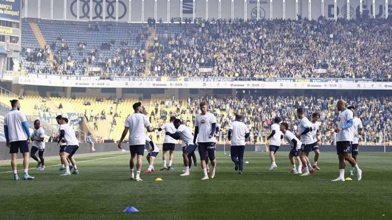 Beşiktaş derbisine hazırlanan Fenerbahçe'de stat içinde 20 bin kişilik antrenman