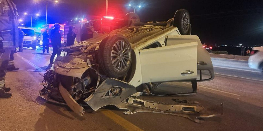 Kontrolden çıkan araç, refüje çarpıp takla attı: 4 yaralı