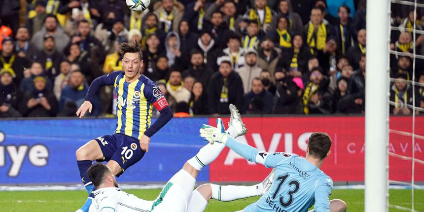 Fenerbahçe'den ayrılması gündemde olan Mesut Özil'in MLS veya Suudi Arabistan'a gideceği öne sürüldü