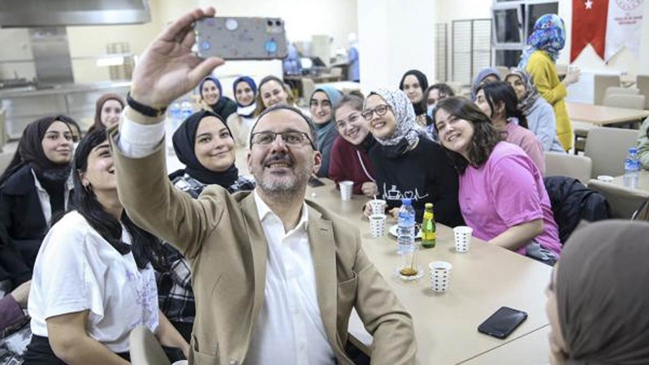 Bakan Kasapoğlu'ndan öğrencilere sürpriz ziyaret: Duygu dolu anlar yaşandı