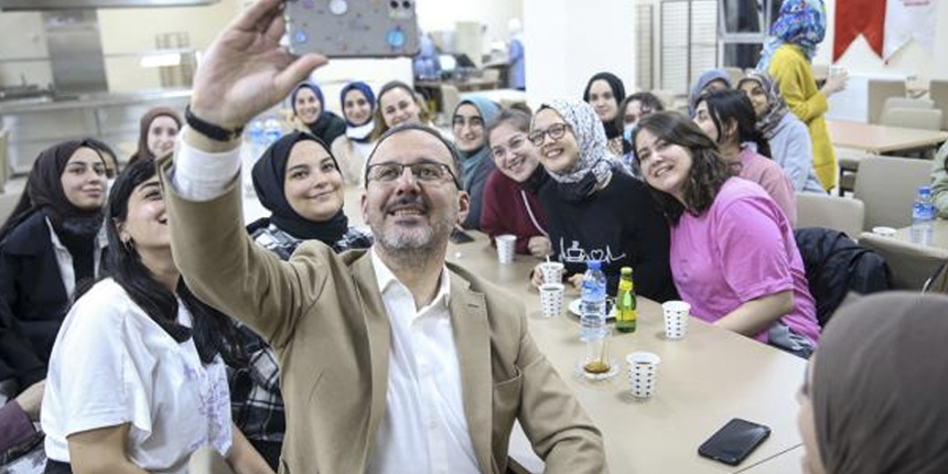 Bakan Kasapoğlu'ndan öğrencilere sürpriz ziyaret: Duygu dolu anlar yaşandı