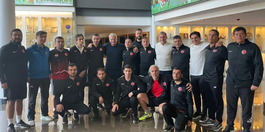 TFF Başkanı Servet Yardımcı ve teknik direktör Kuntz, Sesi Görenler Milli Takımı ile bir araya geldi