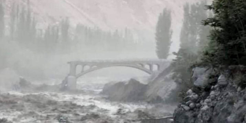 Pakistan'ın kuzeyindeki Hunza'da taşan buzul gölü köprüleri yıktı!