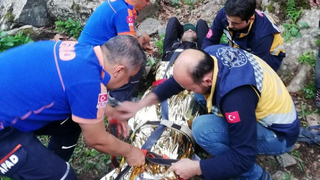 Kayalıklardan düştü, AFAD ekipleri sedye üzerinde 5 kilometre boyunca taşıdı!