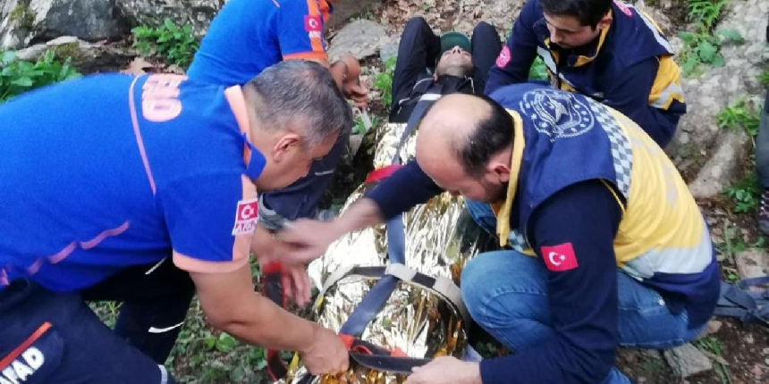 Kayalıklardan düştü, AFAD ekipleri sedye üzerinde 5 kilometre boyunca taşıdı!