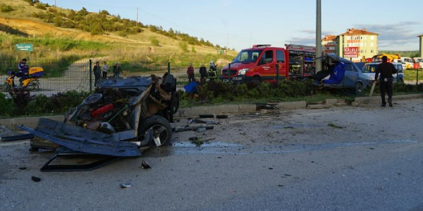 Elektrik direğine çarpan otomobil ikiye bölündü, sürücü olay yerinde öldü!