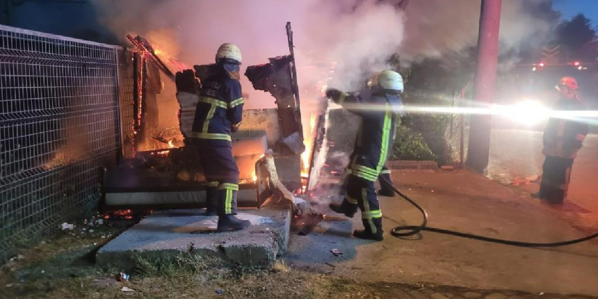 Gündüz içilen nargilenin közü barakayı küle çevirdi