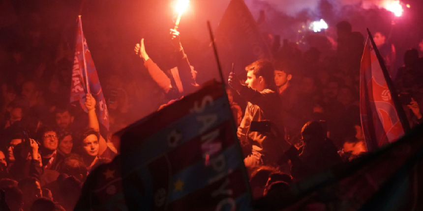 Trabzonspor'un İstanbul'daki şampiyonluk kutlamasında ışık şovu nefes kesti