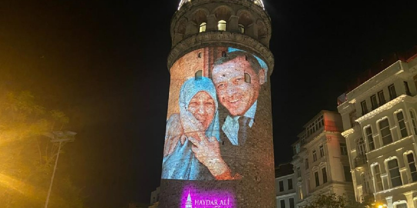 Annelerin fotoğrafları Galata Kulesi’ne yansıtıldı