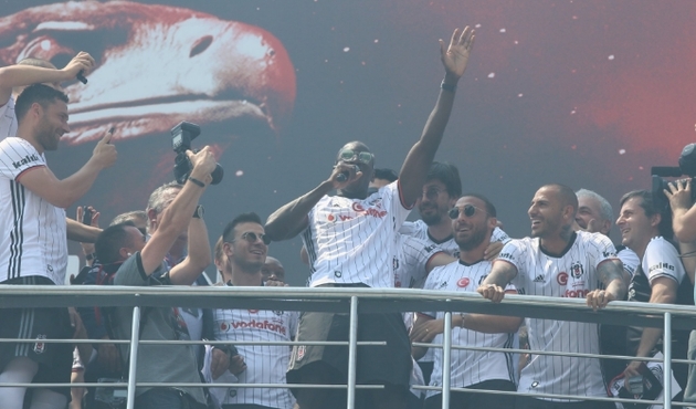 Demba Ba'dan ilginç kutlama: Önce tekbir çektirdi sonra 3'lü!
