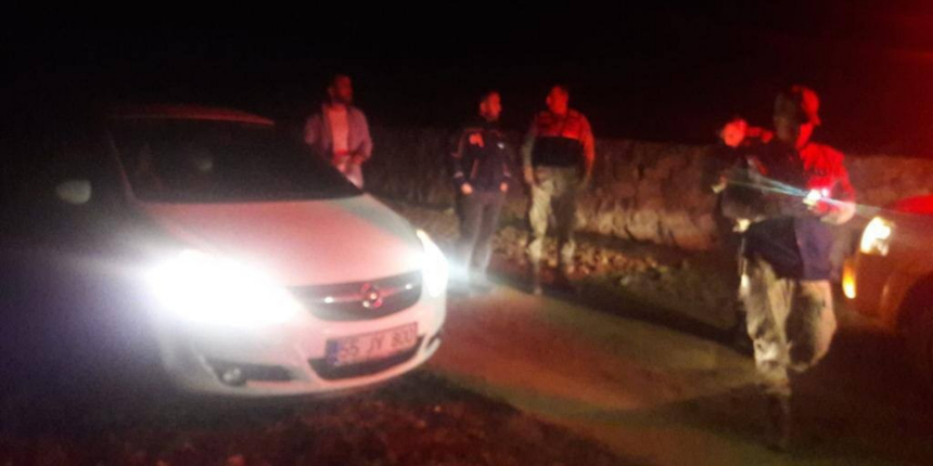Çamura saplanan vatandaşları AFAD ekibi kurtardı