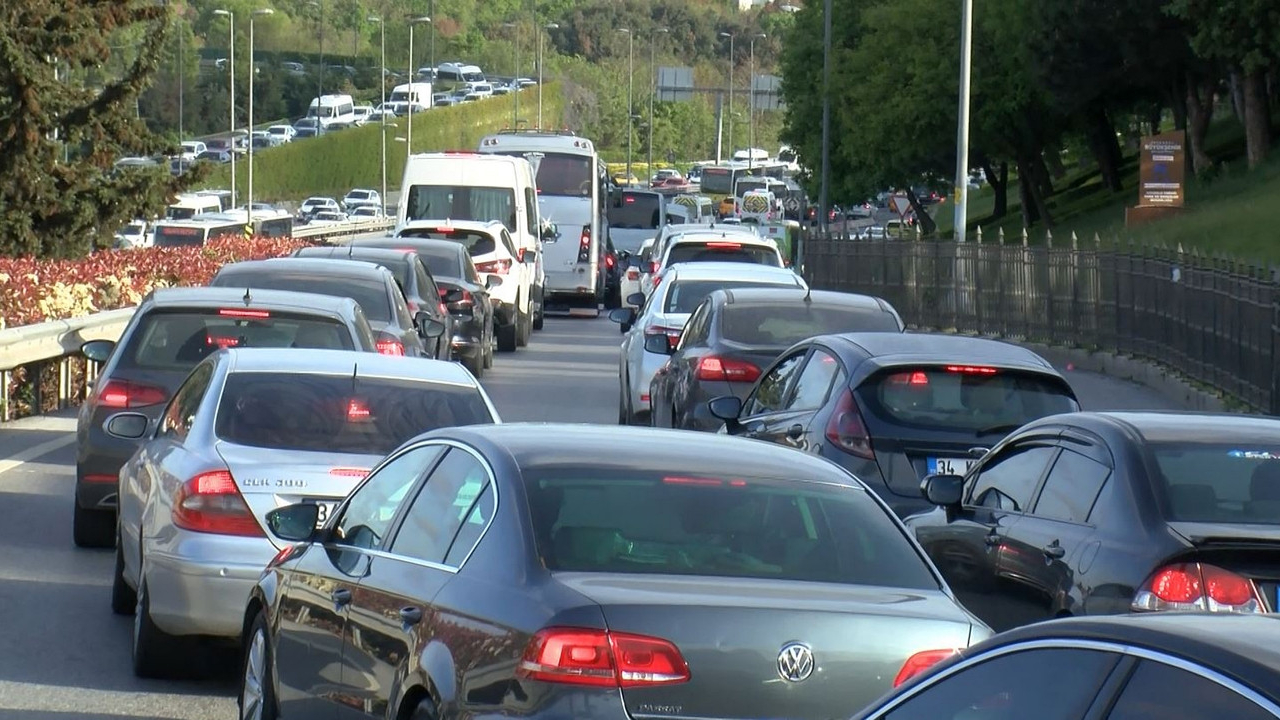 İstanbul trafiğini kilitleyen kaza: 4 araç birbirine girdi!