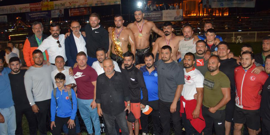 Antalya’nın Kumluca ilçesinde gerçekleşen müsabakalarda başpehlivan Yusuf Can Zeybek oldu