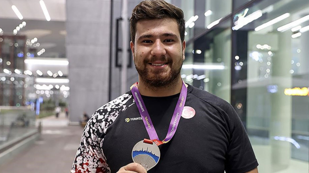 Gülle atmada milli atlet Alperen Karahan, 20,81 metrelik derecesiyle Türkiye rekoru kırdı