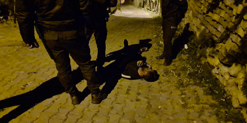 Alkollü şahıs sobayı tutuştururken evini yaktı! Kendini dışarı atıp yolun ortasında sızdı