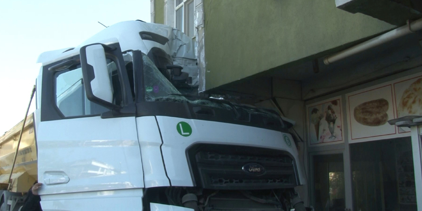 Hafriyat kamyonu binaya çarptı, içeridekiler dondu kaldı