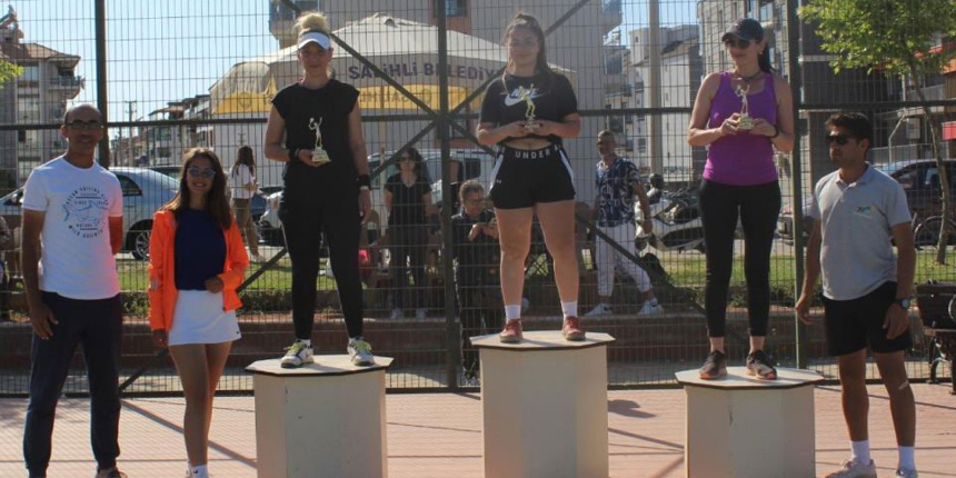 Manisa'daki kadınlar tenis turnuvasında şampiyon Nas Gürsel oldu