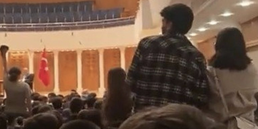 Zafer Partisi Genel Başkanı Özdağ'a öğrencilerden protesto: Konuşmasına ara verdi