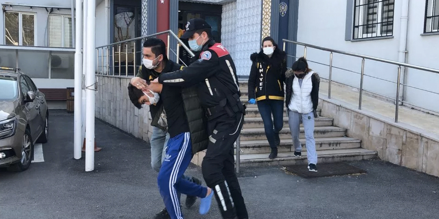 Rehin aldığı kişilerin ağzına mermi sokup kırmızı etek giydirmişti: İlk duruşmada tahliye edildi