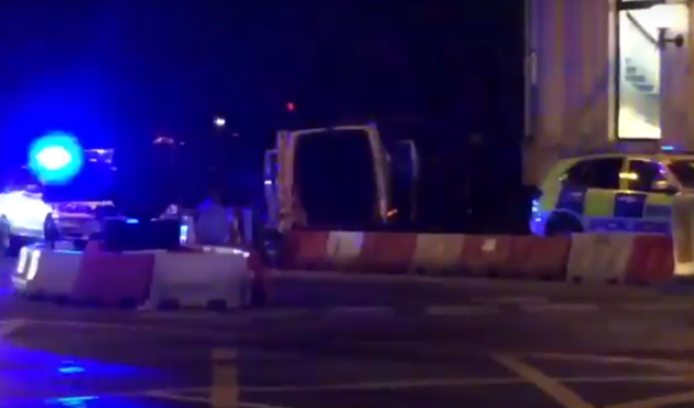 Londra'da terör alarmı! "3 kişi insanları umursamadan bıçakladı"/VİDEO