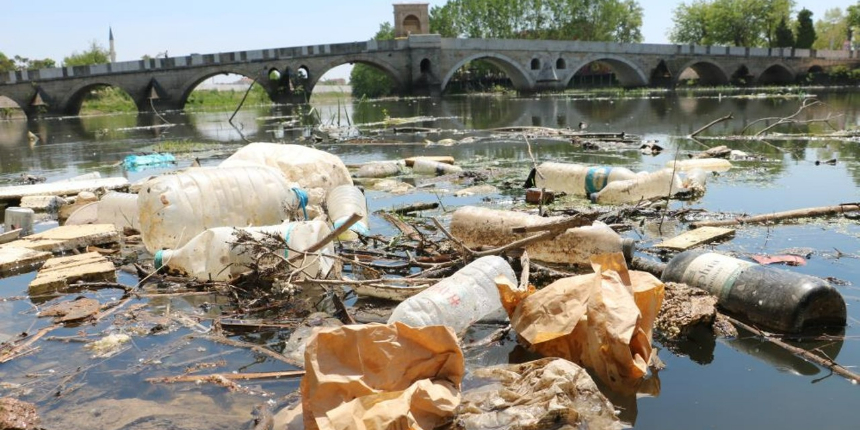 Tunca Nehri'nin debisi düştü, çöpler ortaya çıktı