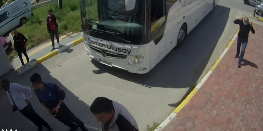 Epilepsi krizi geçiren yolcuyu otobüsle hastaneye yetiştirdi