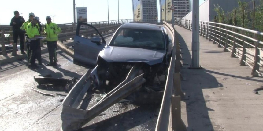 Kartal’da otomobil bariyerlere saplandı, sürücü ağır yaralandı