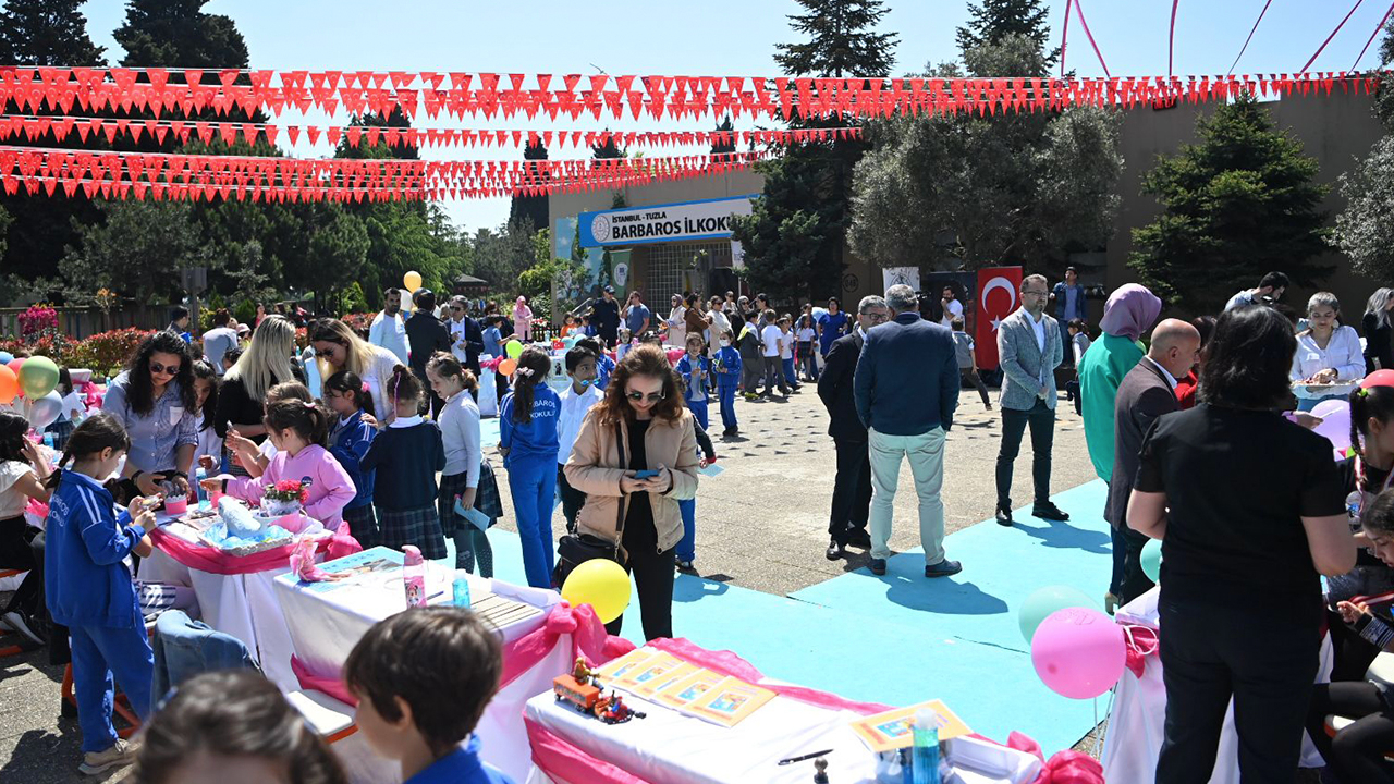 Tuzla’da 60 ilkokul öğrencisi kendi kitapları için imza günü heyecanı yaşadı